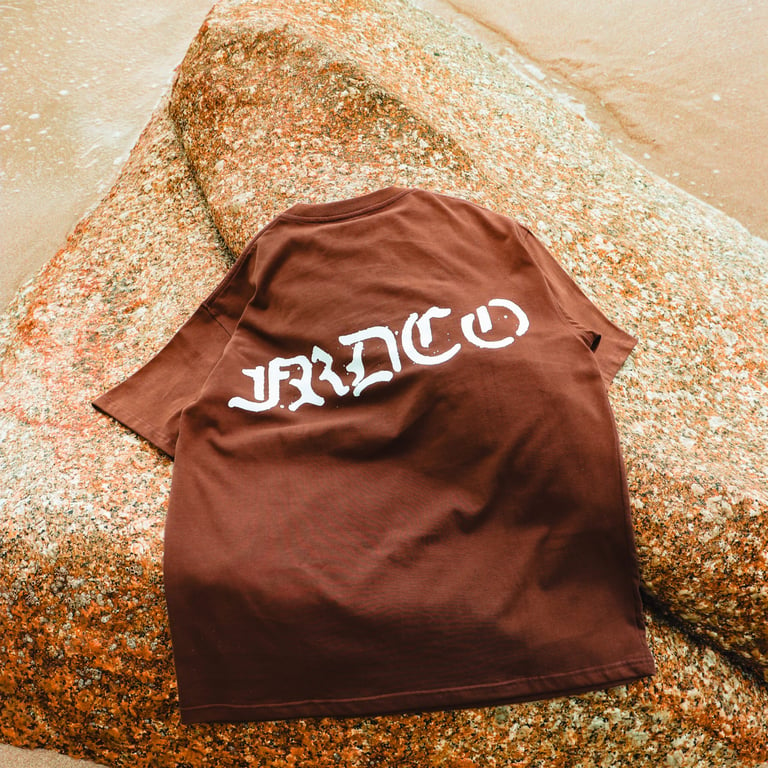 EGYPT ESSENTIAL LOGO BROWN TEE